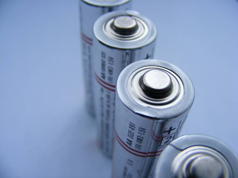 Quelles différences entre une pile alcaline et une pile saline ?