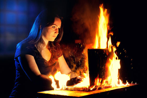 Pour quelles raisons un ordinateur peut-il prendre feu ?